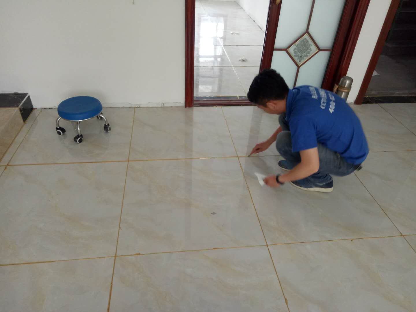 美縫劑施工能自己做嗎？裝修老師傅：掌握這4個步驟，能省幾千塊